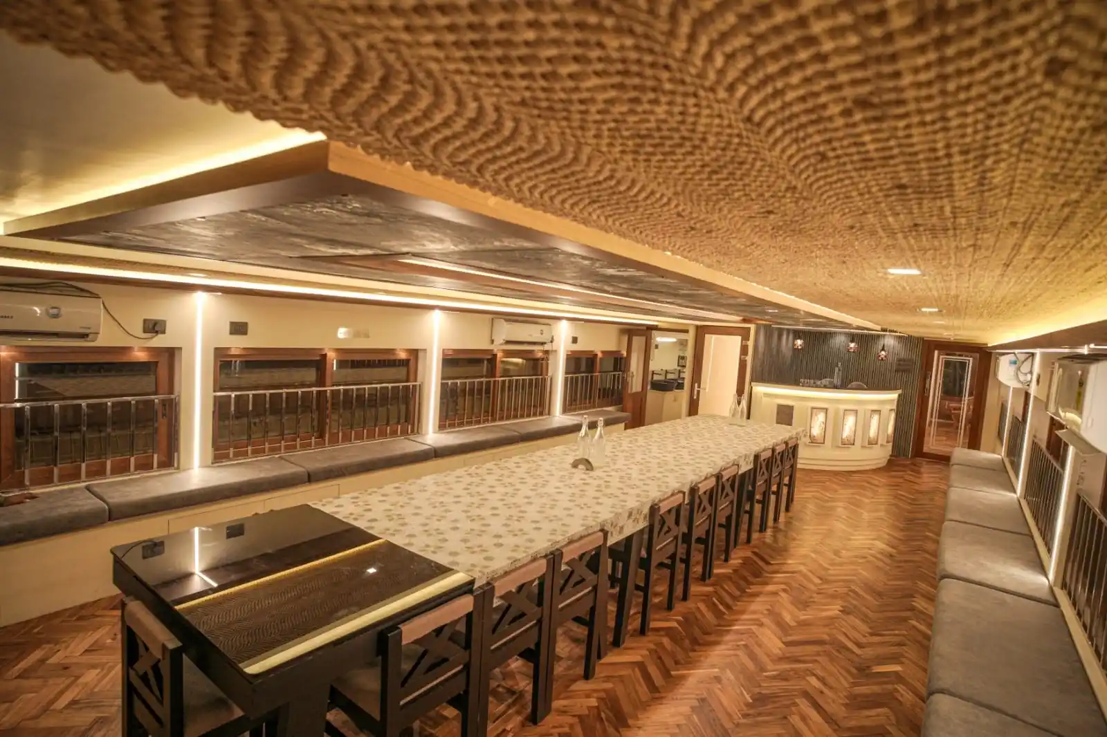 dining room in houseboat