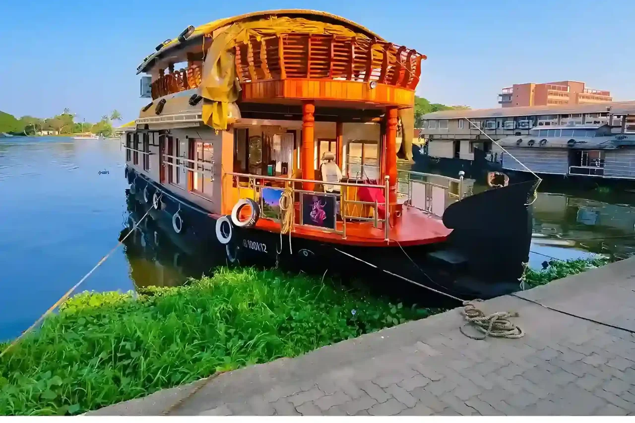houseboat